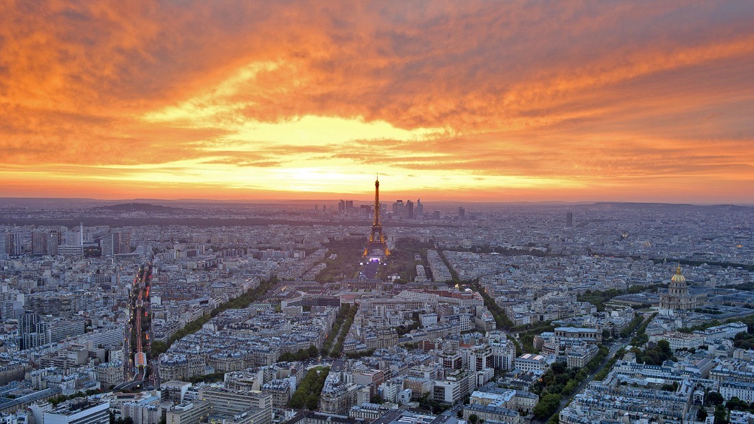 Một trong những  điểm thu hút khách du lịch ở Pháp chính là thủ đô Paris. Được mệnh danh là “kinh đô ánh sáng”, Paris là một trung tâm văn hóa lớn của thế giới với các công trình kiến trúc ấn tượng.